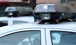 Dzenoties pakaļ automašīnas zaglim, policists pats kļūst par zagļu upuri