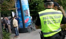 Par bruņotu laupīšanu Rīgā aiztur vairākus vīriešus