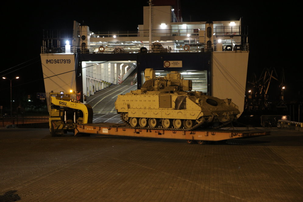 Под покровом ночи в Латвию впервые прибыли американские танки Abrams и БМП Bradley