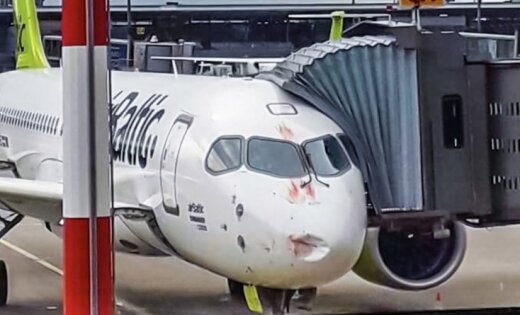 ФОТО: самолет airBaltic после столкновения с птицами
