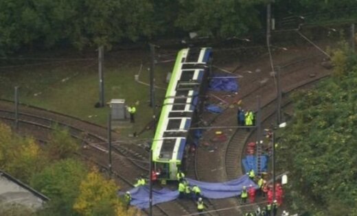 В столице Англии перевернулся трамвай, 5 человек погибли