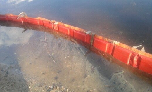 ЧП возле Южного моста: в Даугаве констатировано нефтяное пятно протяженностью около 1 км