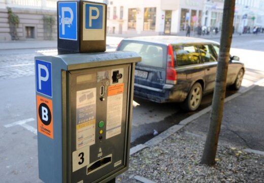 Заметно подорожает парковка автомобилей в центре Риги
