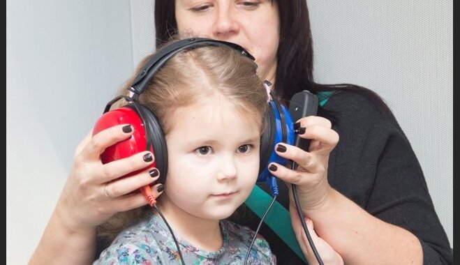 6-летняя девочка из Риги получит слуховой аппарат бесплатно