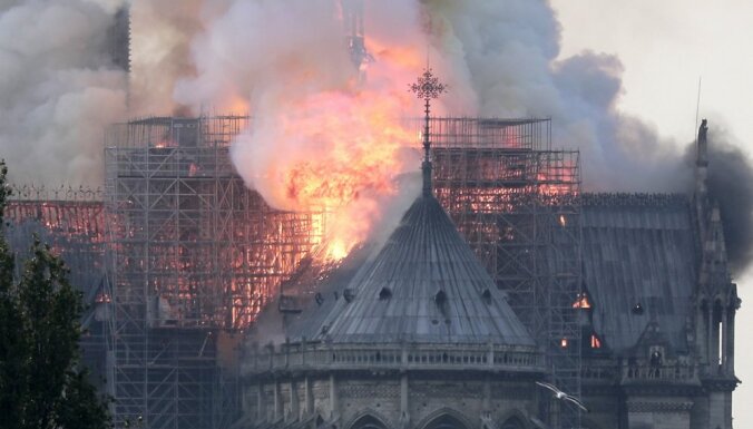 Parīzes Dievmātes katedrālē izcēlies ugunsgrēks