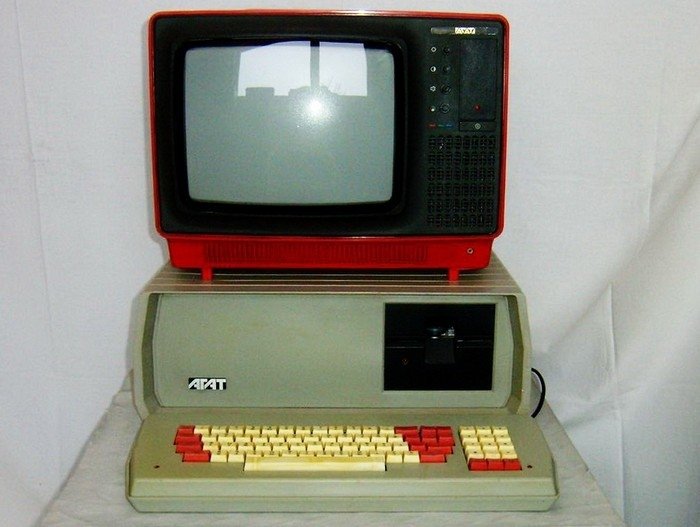 Laptops, planšete, pleijeris un cita PSRS laika elektronika