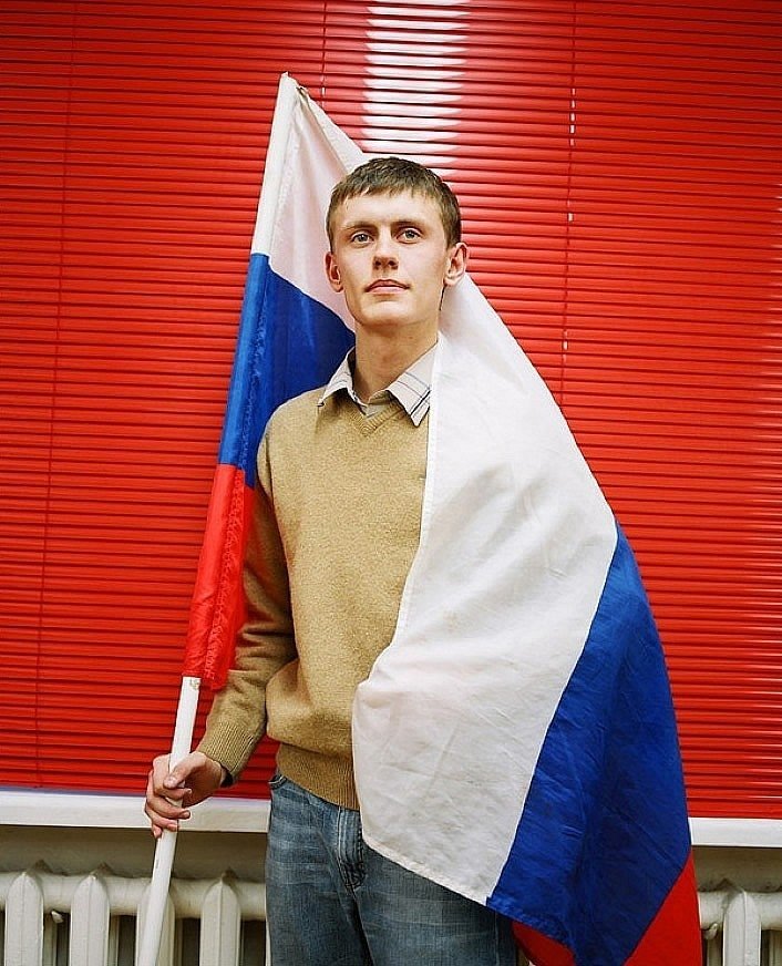 Майки, флаги, поклонение: чем болеют члены фан-клуба Владимира Путина