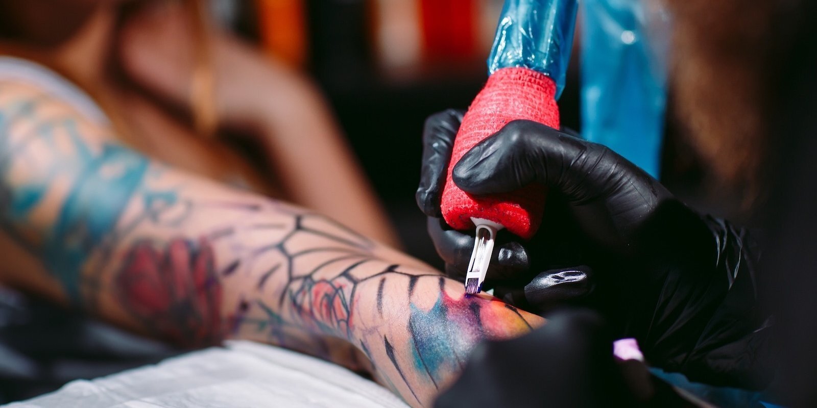Ziņas par tetovēšanas 'nāvi' Eiropā – pārspīlētas. Ko nozīmē jaunie ES likumi?