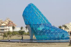 Taivānā uzcelta zila baznīca, kas izskatās pēc kurpes