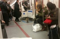 Kanādiešu jenots pārbauda somiņas saturu metro
