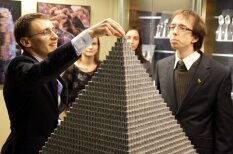 Lietuvieši atvadās no litiem ar iespaidīgu miljons centu piramīdu