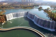 Ķīnieši uzbūvējuši 400 metrus platu mākslīgo ūdenskritumu