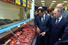Foto galerija: Vladimirs Putins skatās uz ēdienu