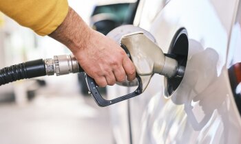Degvielas cenas jau pie 2 eiro – cik augstu tās vēl kāps?