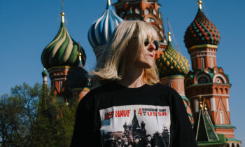 Не надо воевать! Американская подруга Цоя и Гребенщикова Джоанна Стингрей о роке, России и Латвии
