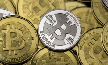 'Bitcoin' vērtība pārkāpj 15 tūkstošu dolāru robežai