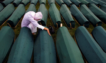Lielākā masu slepkavība Eiropā kopš Otrā pasaules kara: Srebrenicas slaktiņam 25