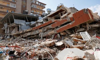 Faktu pārbaude: Zemestrīce Turcijā neizraisīja cunami un sprādzienu AES