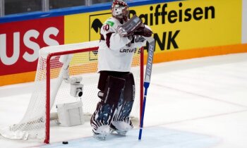 Latvijas hokejisti pirmajā periodā ielaiž piecus vārtus un kapitulē Čehijai