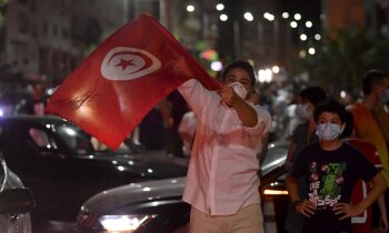 Valsts glābšana vai apvērsums: Tunisijas demokrātija sava lielākā pārbaudījuma priekšā