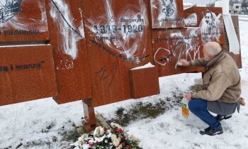 Foto: Vandaļi Daugavpilī apķēpājuši Polijas karavīru kapu piemiņas vietu