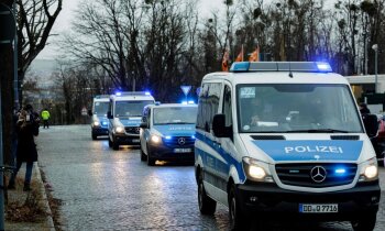 Vācijas policija trešdien veikusi reidus pret neonacistu organizāciju dalībniekiem