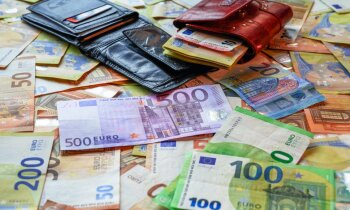 Зарплата в Латвии растет, но купить на нее можно меньше, чем в 2008 году. В каких отраслях платят больше всего?