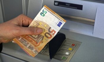 Faktu pārbaude: Portāls maldina – eiropieši nesteidz izņemt skaidru naudu inflācijas dēļ