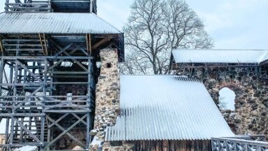 ФОТО. Зимние развалины Лимбажского замка, который считался весенней резиденцией рижского архиепископа