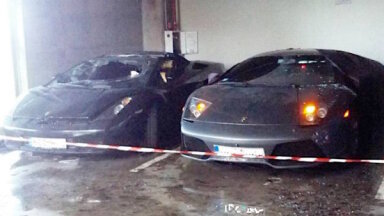 Foto: Stāvvietā Rīgā deguši divi 'Lamborghini' spēkrati