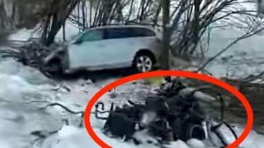 Video: Latgalē BMW ietriecies kokā tā, ka no virsbūves izlidojis motors