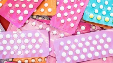 Kontracepcijas tabletes – katras piektās sievietes Latvijā izsargāšanās izvēle; kopš marta pieejama inovācija