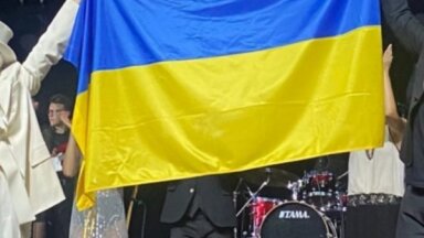 Вайкуле с флагом Украины, Галкин учит латышский, Шакире грозит тюрьма и другие события недели