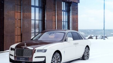 Foto: Ekskluzīvs 'Rolls-Royce' modelis pasaules pirmizrādi piedzīvo Latvijā