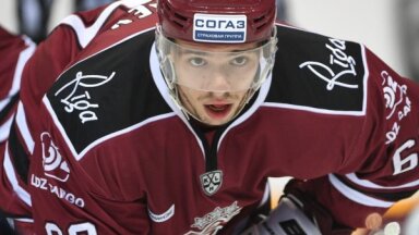 Нападающий сборной Латвии Елисеев продолжит карьеру в России, несмотря на принятый Сеймом запрет