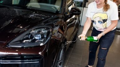 Foto: Ostapenko tiek pie jaudīga 'Porsche Cayenne Turbo'