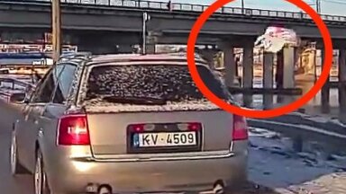 Video: Mīlgrāvja kanālā 'Audi' pasažieris pa logu izsviež atkritumu maisu