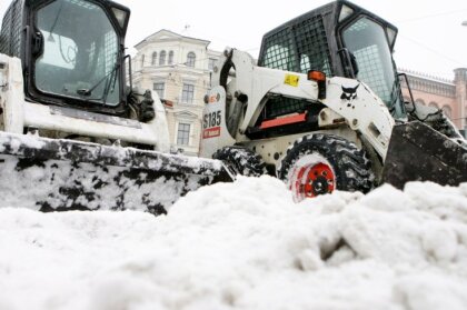 Rīgā cīņā ar sniegu iesaista 99 tehnikas vienības