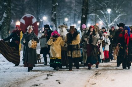 Foto: Siguldā ar bluķa vilkšanu un Jāņu vainagu dedzināšanu nosvinēti Ziemas saulgrieži