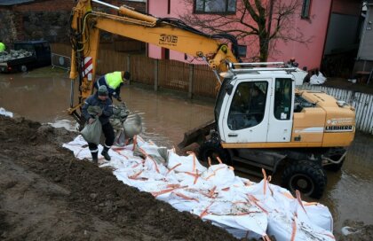 Екабпилс: вода перетекает через дамбу, риск прорыва снизился