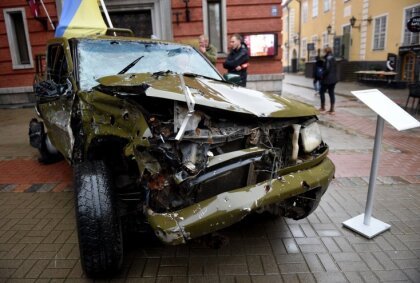 ФОТО. В Вецриге можно осмотреть пожертвованное Латвией авто, пострадавшее на войне в Украине