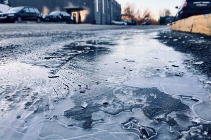 В западной части Латвии обледенели дороги: движение затруднено