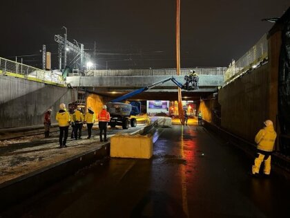 ФОТО, ВИДЕО: в рамках проекта Rail Baltica на улице Лачплеша укладывают первую балку