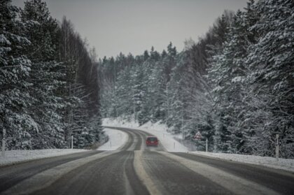 По всей Латвии затруднено движение из-за снега и обледенения дорог