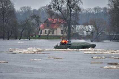 СЗК упрекает Кариньша в том, что он не взял на себя ответственность за ликвидацию наводнения в Екабпилсе