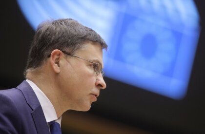 Energoapgādē šogad Eiropā vēl varētu būt pietiekami nopietnas problēmas, prognozē Dombrovskis