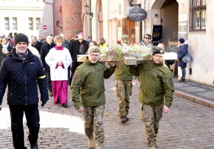 'Par Ukrainu, par Krievijas atjēgšanos no kara neprāta' – cilvēki Vecrīgā dodas krusta ceļā