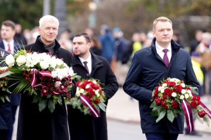 Foto: Amatpersonas noliek ziedus pie Brīvības pieminekļa