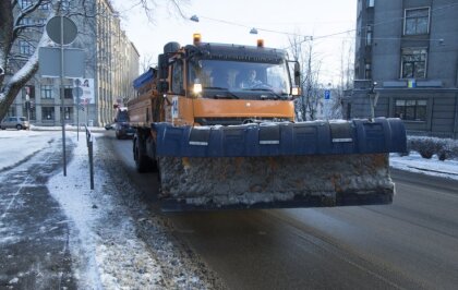 Sniegs un apledojums visā Latvijā apgrūtina braukšanu, strādā 137 ziemas tehnikas vienības