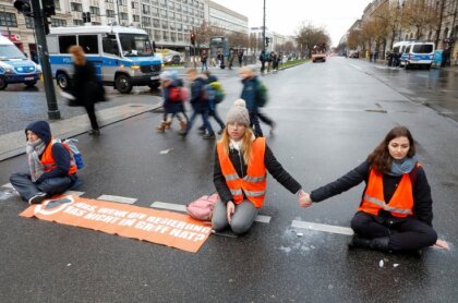 Berlīnes policija šogad 600 reizes vides aktīvistiem uzlikusi naudassodus